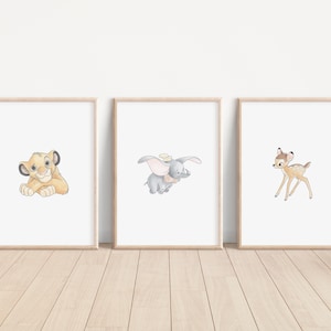Puede incluir: Tres impresiones enmarcadas con personajes de dibujos animados de películas de Disney. La impresión de la izquierda muestra a Simba de El Rey León, la impresión del medio muestra a Dumbo el elefante y la impresión de la derecha muestra a Bambi el ciervo.
