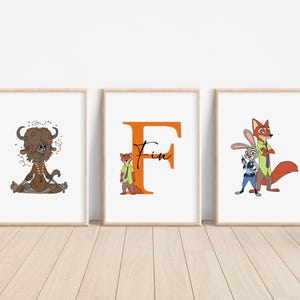 Puede incluir: Tres impresiones enmarcadas con ilustraciones de personajes de la pel&iacute;cula animada Zootopia. La primera impresi&oacute;n presenta un yak marr&oacute;n con un collar de cuentas meditando. La segunda impresi&oacute;n presenta una gran letra F naranja con la palabra "Fin" escrita en negro debajo. La tercera impresi&oacute;n presenta un zorro rojo y un conejo con uniforme de polic&iacute;a.
