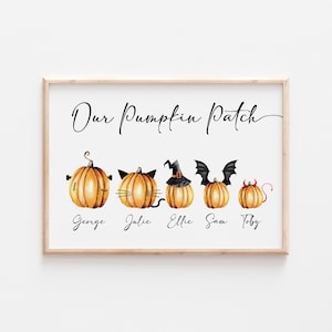 Peut inclure: Un design d'art mural imprimable mettant en scène cinq citrouilles orange avec différents costumes d'Halloween. Les citrouilles sont étiquetées "George", "Julie", "Ellie", "Sam" et "Toby". Le texte "Our Pumpkin Patch" est en haut du design.