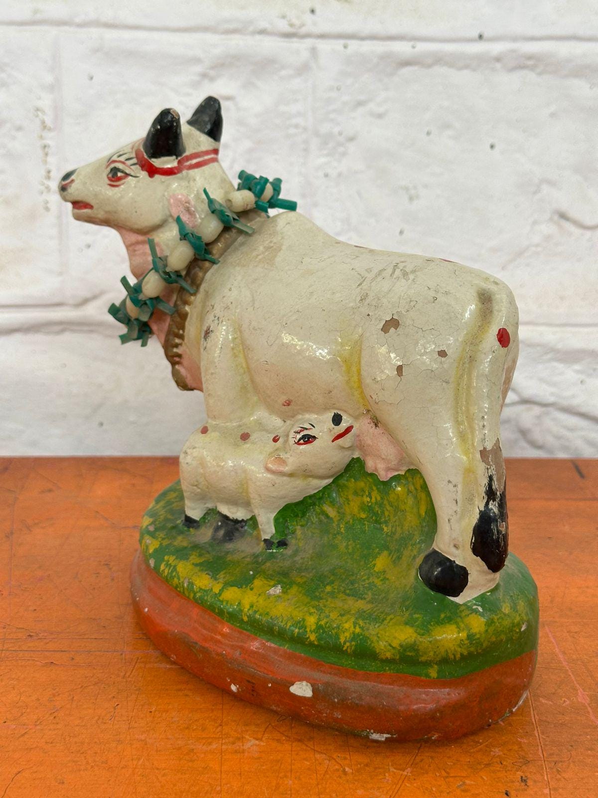 ヴィンテージの手描き粘土製牛と子牛の置物 | インドの民芸品装飾