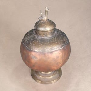 Vintage-Topf aus Messing und Kupfer mit Pfauenmotiv und Gravur | Handgefertigtes indisches Gefäß | Rustikale Landhausdekoration | Sammlerurne