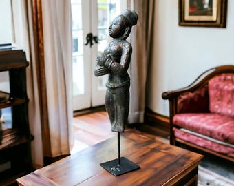 Estatua vintage de mujer en madera sobre soporte de hierro / Escultura con aspecto antiguo envejecido
