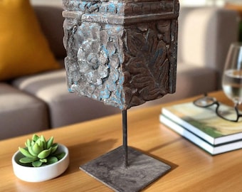 Candelabro de teca tallado a mano: Madera antigua india, base de hierro