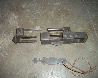 Cadeado antigo de ferro com chave grande, fechadura vintage artesanal de latão, ferragens rústicas para portas, fechadura indiana colecionável, estilo primitivo.