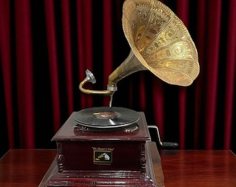 Gramófono de estilo vintage, tocadiscos de bocina de latón, en buen estado de funcionamiento