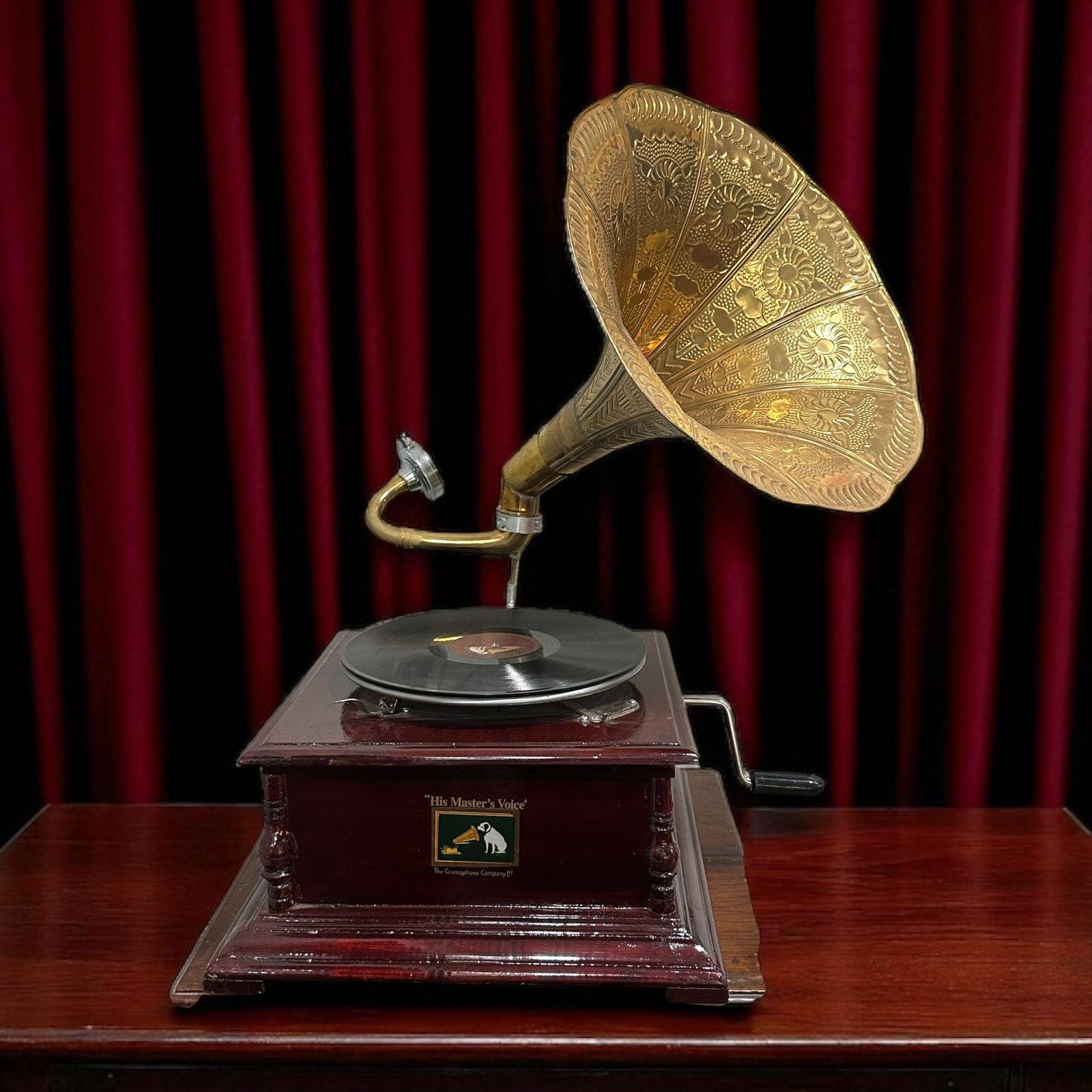 ヴィンテージスタイルの蓄音機、真鍮ホーンレコードプレーヤー、動作