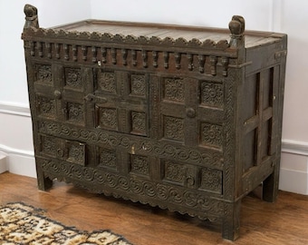 Baúl de dote vintage de teca tallada Damchiya: antiguo mueble Kutch indio