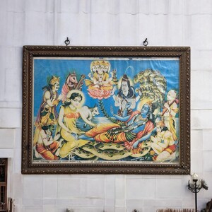 Vintage Lithographie von Shri Shesh Shaia | Vishnu Anantashayana Szene | 60–70 Jahre alt | Gerahmte hinduistische Devotionalie Kunst | Seltenes Sammlerstück
