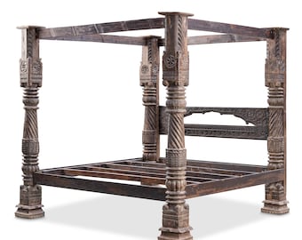 Pode incluir: Uma estrutura de cama de madeira castanha escura, intrincadamente esculpida, com quatro postes altos e ornamentados. Os postes apresentam padrões espirais e florais detalhados. A estrutura da cama tem uma base retangular e uma estrutura de dossel, mostrando uma estética rústica e antiga.