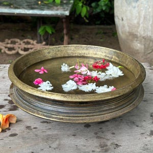Ciotola Urli in ottone vintage - Decorazione tradizionale indiana di 90 anni per fiori galleggianti / Ciotola Pooja del Kerala / Centrotavola in ottone massiccio