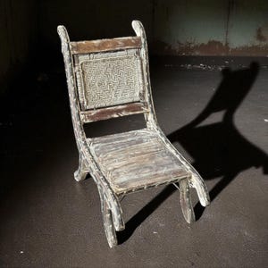 Vintage Indischer Rattan und Teakholz Sessel, Indischer Handgeflochtener Stuhl mit Cane Back, Mid Century Sitzstuhl im Veranda Stil, Antiker Stuhl