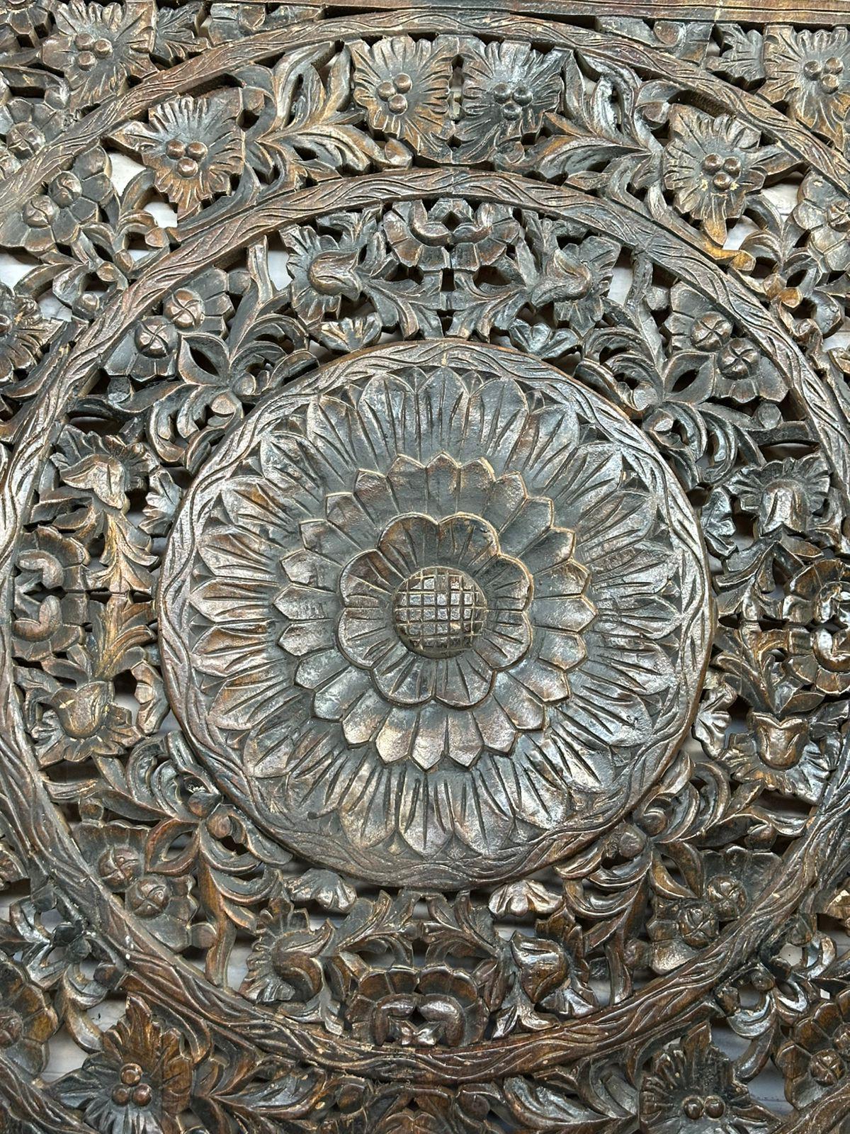 ヴィンテージ手彫り花柄ジャリ木製壁パネル、インド風装飾（60x60