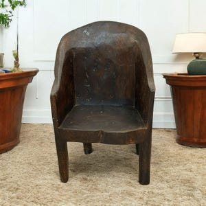 Silla tribal Naga antigua: asiento de jefe de madera maciza de 90 años de antigüedad. Muebles rústicos con decoración étnica tallada.