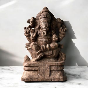 Statua di Ganesha in legno sul loto, scultura di Ganesha, dio indù, statua antica indiana di Ganesha, statua indiana di Bhagwan, Ganesh Ji