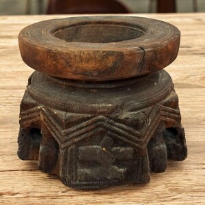 Soporte antiguo de madera tallada para sembrar / Decoración rústica india