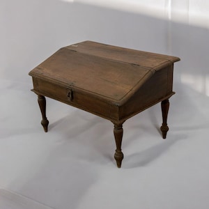 Mesa de Escrita Vintage com Tampo Inclinado | Mesa Lateral de Teca de 70 Anos com Armazenamento | Escrivaninha Indiana Antiga | Peça Decorativa de Madeira Rústica