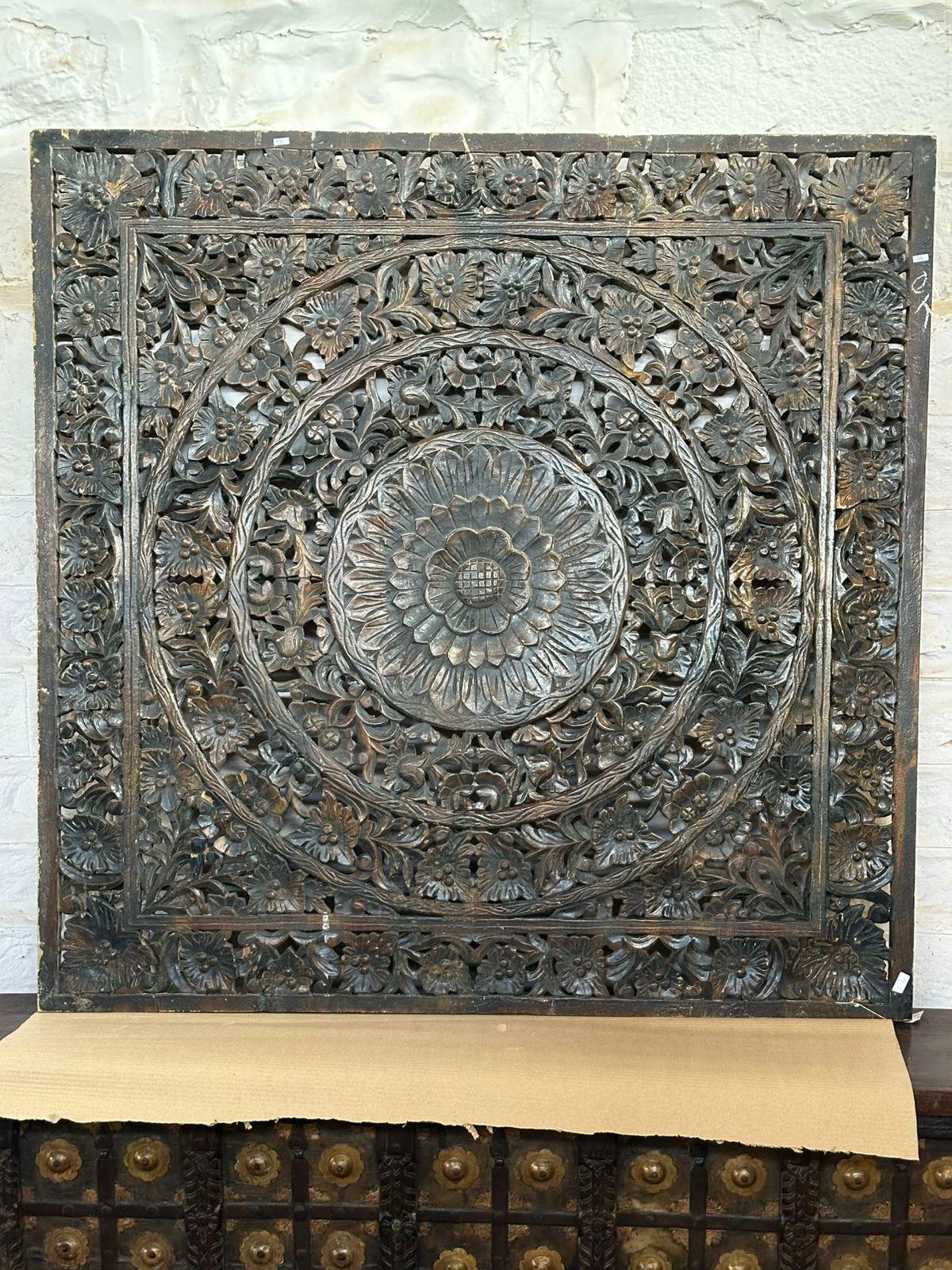 ヴィンテージ手彫り花柄ジャリ木製壁パネル、インド風装飾（60x60