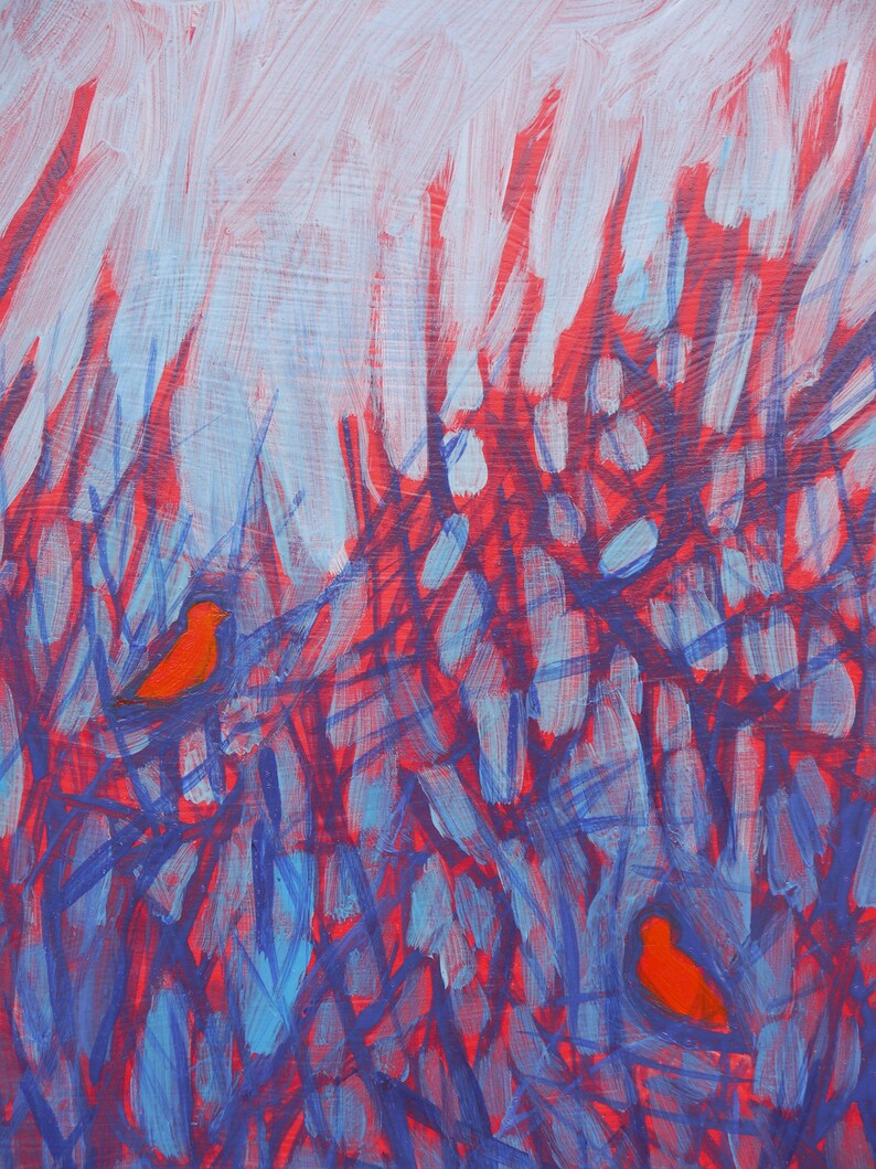 K&ouml;nnte beinhalten: Ein Acrylgem&auml;lde auf Leinwand mit zwei kleinen, einfarbig orangefarbenen V&ouml;geln, die in einem dichten, abstrakten Dickicht aus dunkelblauen und hellroten Pinselstrichen sitzen. Der Hintergrund besteht aus geschichteten, vertikalen Streifen in Hellblau und Wei&szlig;.