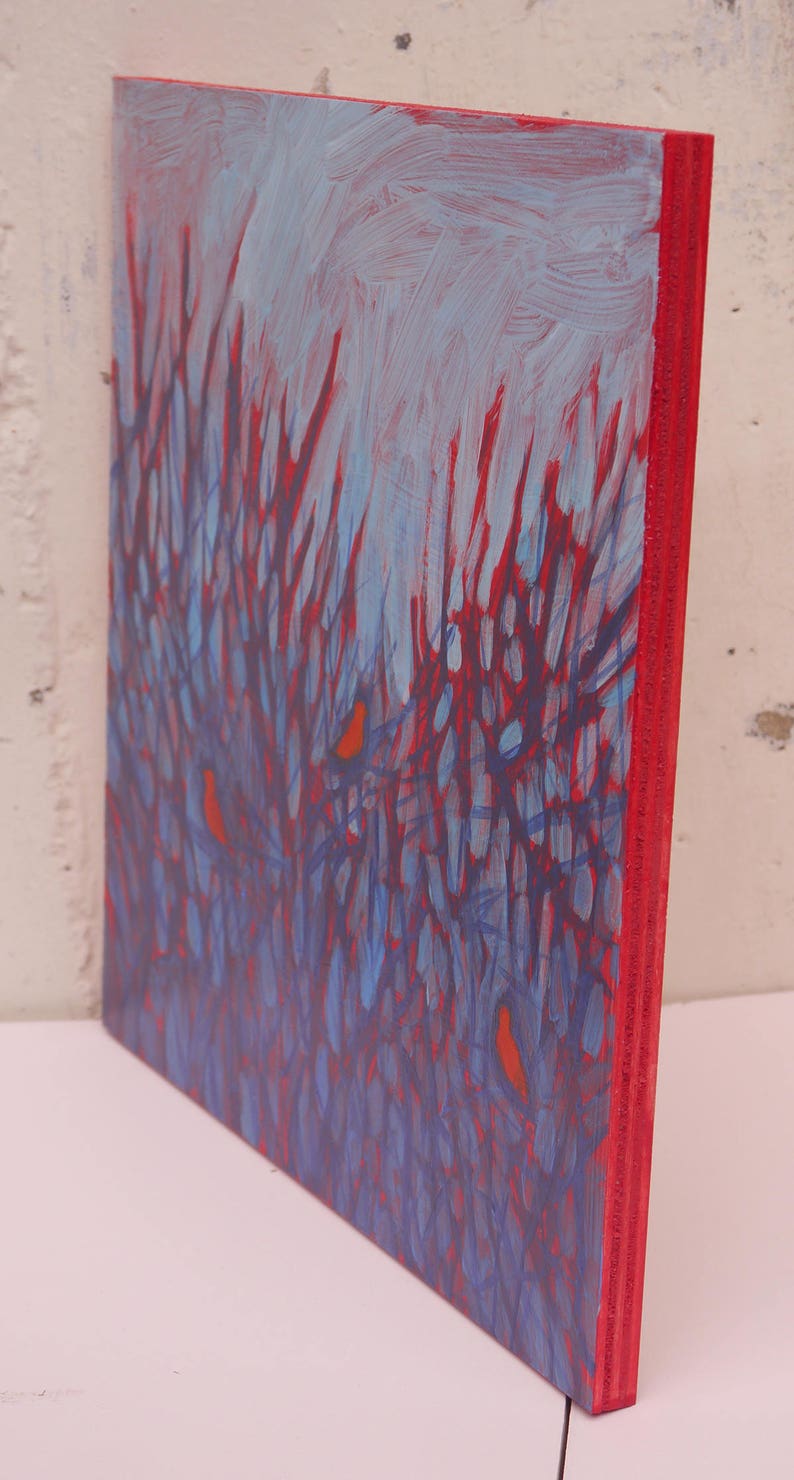 K&ouml;nnte beinhalten: Ein rechteckiges Gem&auml;lde auf einer Holzplatte mit rot bemalter Kante. Das Kunstwerk zeigt ein dichtes Muster aus dunkelblauen vertikalen Linien, die &uuml;ber einen hellblauen Hintergrund gelegt sind, mit kleinen orangefarbenen Formen.