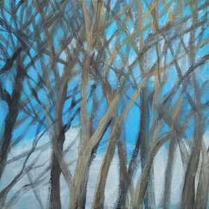以下が含まれることがあります： 青い空を背景に、裸の木が描かれた森の風景画。木の枝は濃い茶色で描かれており、空は明るい青色。絵はシンプルで抽象的なスタイルである。
