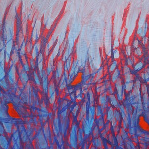 K&ouml;nnte beinhalten: Ein &Ouml;lgem&auml;lde auf Leinwand mit drei kleinen, einfarbig orangefarbenen V&ouml;geln, die in einem dichten Dickicht aus dunkelblauen und violetten Zweigen sitzen. Der Hintergrund besteht aus geschichteten, ausdrucksstarken Pinselstrichen in Rot und Hellblau.