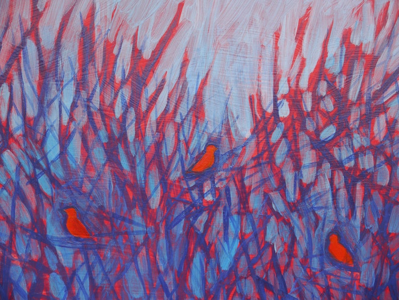 K&ouml;nnte beinhalten: Ein &Ouml;lgem&auml;lde auf Leinwand mit drei kleinen, einfarbig orangefarbenen V&ouml;geln, die in einem dichten Dickicht aus dunkelblauen und violetten Zweigen sitzen. Der Hintergrund besteht aus geschichteten, ausdrucksstarken Pinselstrichen in Rot und Hellblau.