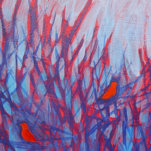 K&ouml;nnte beinhalten: Ein Acrylgem&auml;lde mit zwei leuchtend orangefarbenen V&ouml;geln, die in einem dichten Dickicht aus dunkelblauen und roten Zweigen sitzen. Der Hintergrund besteht aus hellblauen und wei&szlig;en Pinselstrichen, die dem Kunstwerk ein strukturiertes Aussehen verleihen.