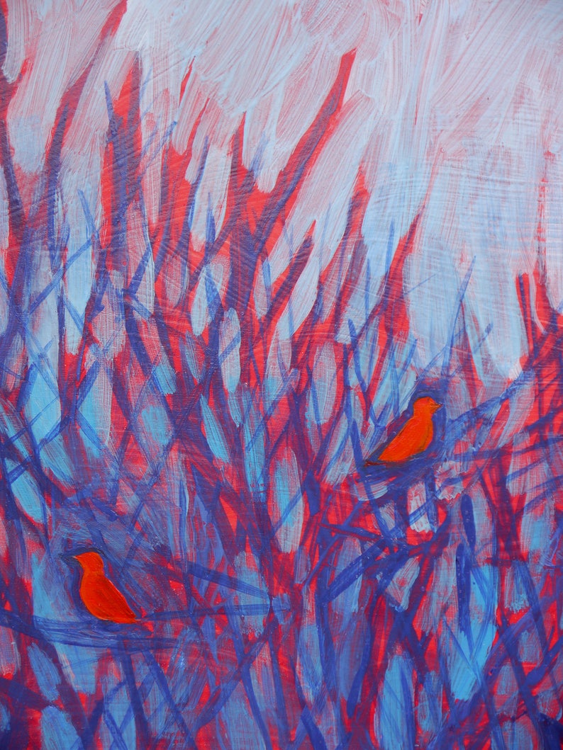 K&ouml;nnte beinhalten: Ein Acrylgem&auml;lde mit zwei leuchtend orangefarbenen V&ouml;geln, die in einem dichten Dickicht aus dunkelblauen und roten Zweigen sitzen. Der Hintergrund besteht aus hellblauen und wei&szlig;en Pinselstrichen, die dem Kunstwerk ein strukturiertes Aussehen verleihen.