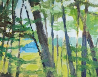 Könnte beinhalten: Ein Ölgemälde zeigt eine Waldszene mit hohen, dunklen Baumstämmen und leuchtend grünem Laub. Das Kunstwerk fängt ein Gefühl von Tiefe ein, mit einem hellblauen und gelben Bereich, der eine Lichtung oder ein Gewässer im Hintergrund andeutet.