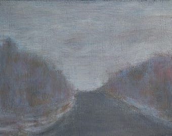 Op de afbeelding: Een origineel olieverfschilderij dat een weg afbeeldt die in de verte verdwijnt, geflankeerd door vage, gedempte bomen. De lucht is een bleek, bewolkt grijs en het kleurenpalet is koel en gedempt, wat een gevoel van rust creëert.