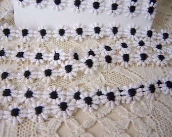 Daisy Trim WHITE AND BLACK 1/2 inch-2 yards