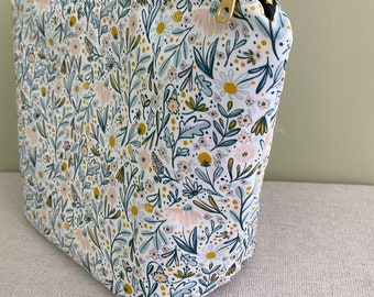 Daisy Makeup Bag, Floral, Spring, Pouch Bags and Purses - Makeup Pouch, Gift for Her, Zip Pouch, gift under 30
