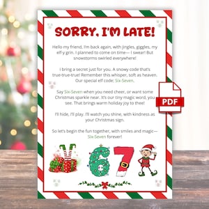 Könnte beinhalten: Eine festliche, weihnachtliche, bedruckbare Karte mit einem rot-grünen Rand. Die Karte trägt die Aufschrift "SORRY, I'M LATE!" und enthält ein Gedicht über einen Elf. Die Karte enthält auch den Text "Six-Seven" und ein PDF-Symbol.