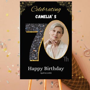 Plantilla de cartel de bienvenida para el 70.° cumpleaños en negro y dorado, póster de "Mira quién tiene 70 años" para hombres o mujeres, póster de 70.° cumpleaños, letrero imprimible, Canva