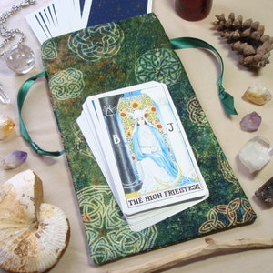 Grün und Gold Keltische Knoten Mandalas - Gefütterter Kordelzug Tarot Karten Deck Beutel