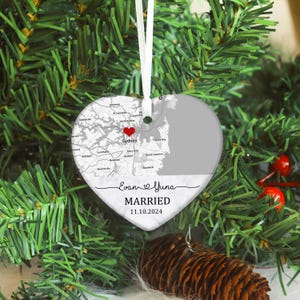 Personalisierte Standortkarte, Hochzeitsornament, Hochzeitsornament, Hochzeitskartenornament, Hochzeitskartengeschenk, Weihnachtsgeschenk, Geschenk für Paare, Mr. und Mrs. Geschenk