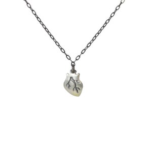 Collana con ciondolo a forma di cuore anatomico in argento sterling, delicato ciondolo a forma di cuore