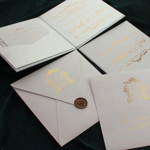 Cartão de convite de casamento personalizado elegante de capa dura branca com iniciais de acrílico espelhado dourado, convites de luxo de capa dura branca com selo dourado