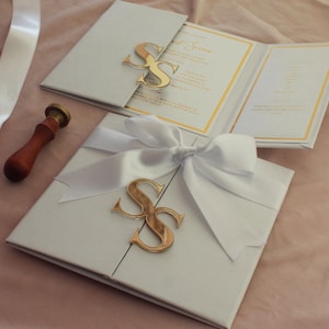 Invitación de tapa dura, invitación de boda de lujo, invitación personalizada, diseño plegable con elegantes iniciales personalizadas cortadas con láser, sello de cera dorado