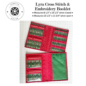 Op de afbeelding: Lyra kruissteek- en borduurboekje met rode rand en groene stof met patroon. Afmetingen: 21,6 cm bij 26,7 cm gesloten en 26,7 cm bij 40 cm geopend. Voorzien van vakken met ritssluiting en interne opbergvakken voor borduurbenodigdheden.