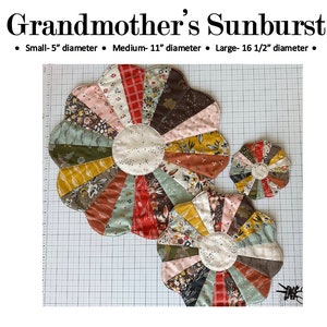 Könnte beinhalten: Drei gequiltete Stoff-Platzsets in einem Sonnenstrahl-Design mit einem gewellten Rand. Die Platzsets sind in Braun-, Rot-, Grün-, Gelb- und Rosatönen gehalten. Die Platzsets haben einen Durchmesser von 5 Zoll, 11 Zoll und 16 1/2 Zoll.