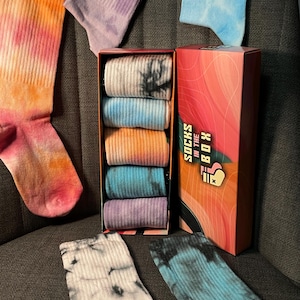 Pacote com 5 meias tie-dye – meias coloridas para homens e mulheres – caixa de presente com meias exclusivas – meias divertidas e aconchegantes – meias engraçadas na caixa