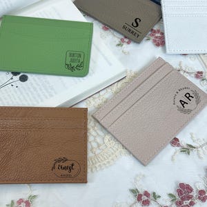 Porta-cartões personalizado em couro legítimo | Carteira personalizada | Porta-cartões em couro com inicial gravada | Pingentes minimalistas | Presente de aniversário para ela