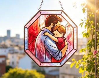 Atrapasueños de vitral con la imagen de un padre y su hijo abrazando, adorno colgante para ventana hecho a mano para el Día del Padre, regalo sentimental para papá, decoración para guardar recuerdos del amor familiar.