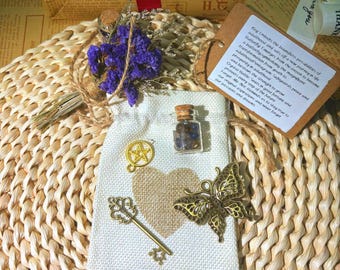 Regalo de cumpleaños número 18 para ella, mini ramo de flores secas moradas, botella de los deseos con cristales curativos, dijes de mariposa con llave de estrella, set de regalo hecho a mano