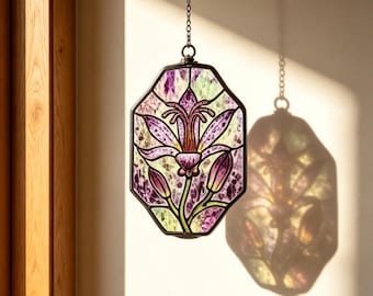 Atrapasueños de vidrieras pintadas a mano con orquídeas silvestres moradas, decoración floral artesanal, adorno vintage para ventana, regalo original para amantes de las plantas.
