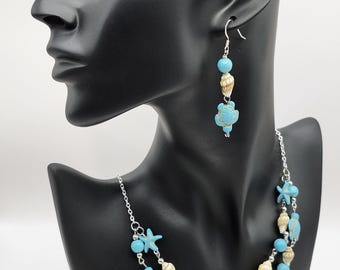 Elegante y clásico collar de conchas marinas en tono turquesa con pendientes intercambiables a juego.