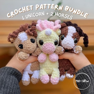 Puede incluir: Tres juguetes de ganchillo de felpa que incluyen un caballo marrón claro, un unicornio amarillo pálido con crin rosa y un caballo marrón oscuro. El texto CROCHET PATTERN BUNDLE 1 UNICORN + 2 HORSES y no-sew es visible. Cada juguete tiene ojos negros.