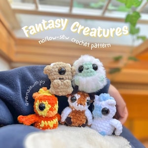 Op de afbeelding: Vijf gehaakte fantasiefiguren in oranje, geel, bruin, wit en blauw. De afbeelding bevat de tekst "Fantasy Creatures" en "no/low-sew crochet pattern".