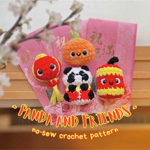 Puede incluir: Juguetes de peluche de ganchillo con forma de panda, naranja, rojo y amarillo con caras sonrientes están dispuestos sobre un fondo rosa. El texto "PANDA AND FRIENDS" y "no-sew crochet pattern" se muestra en fuente amarilla.